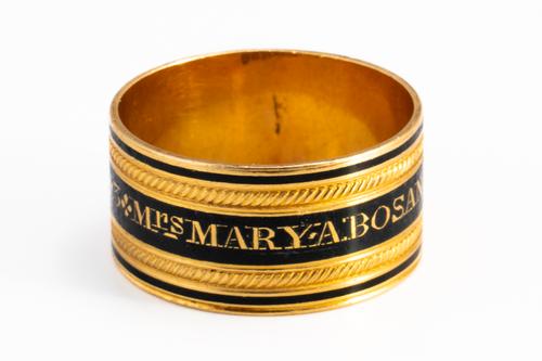 A GEORGE III 18CT GOLD AND BLACK ENAMELLED MOURNING BAND RING