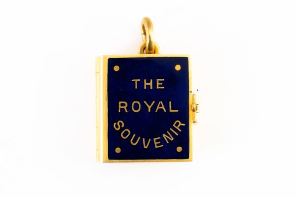 AN 18CT GOLD AND BLUE ENAMEL PENDANT