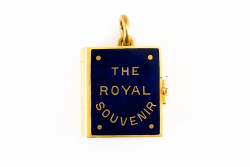 AN 18CT GOLD AND BLUE ENAMEL PENDANT
