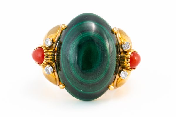 A GOLD, DIAMOND, MALACHITE AND CORAL RING