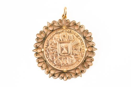 A GOLD BAR MITZVA STATE MEDAL PENDANT