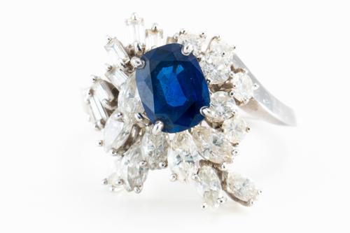 A SAPPHIRE AND DIAMOND RING