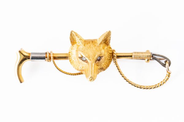 A FOX HEAD BROOCH