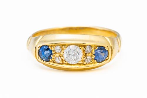 A SAPPHIRE AND DIAMOND RING