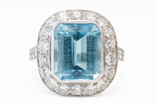 AN AQUAMARINE AND DIAMOND CLUSTER RING, BOXED