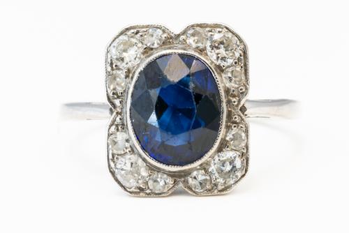 A SAPPHIRE AND DIAMOND RING