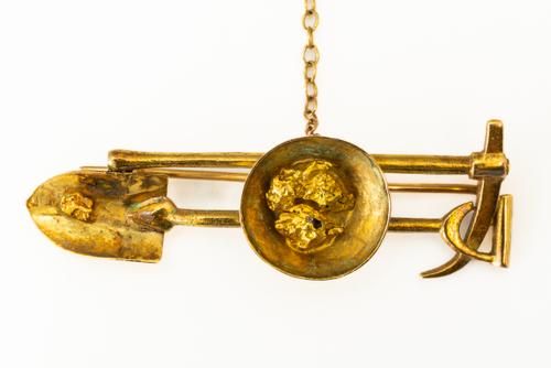 A GOLD PROSPECTOR'S BROOCH