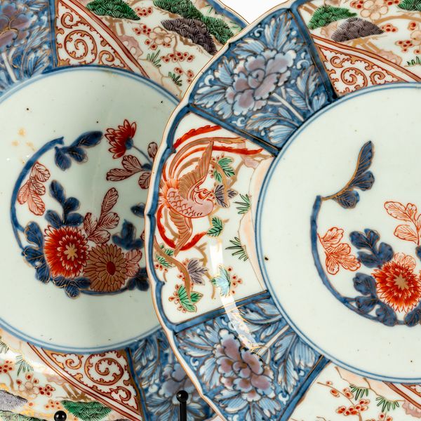 A PAIR OF JAPANESE IMARI DISHES (2)