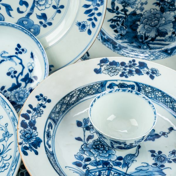 A GROUP OF TWELVE CHINESE EXPORT BLUE AND WHITE PLATES ( 17)