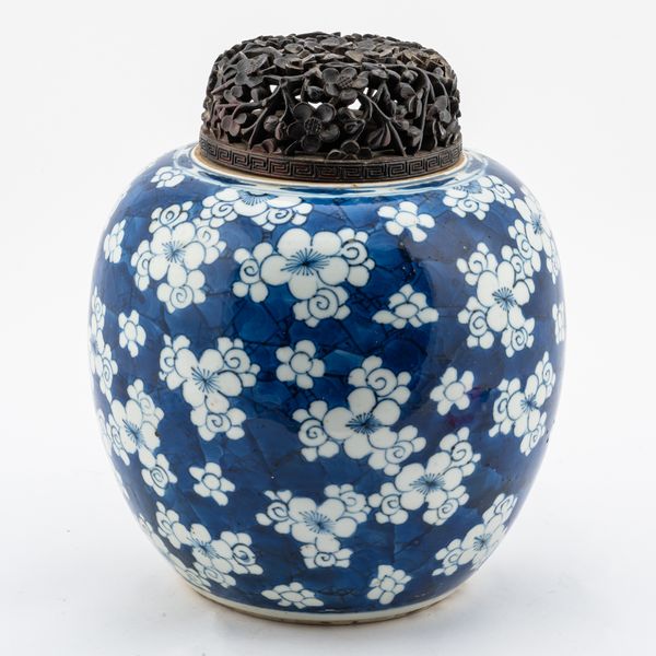 A CHINESE BLUE AND WHITE GINGER JAR (2)