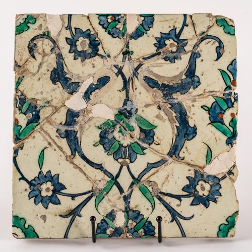 AN IZNIK POTTERY TILE