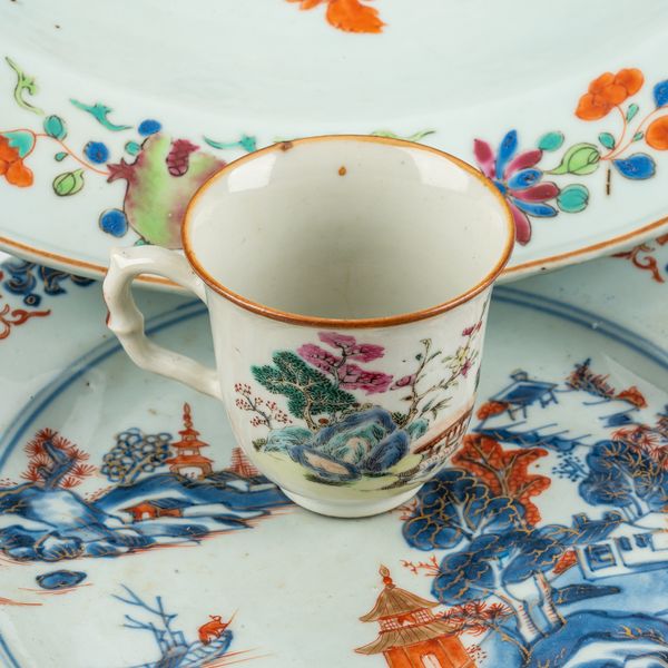 A CHINESE FAMILLE-ROSE EXPORT BARBER'S BOWL (3)