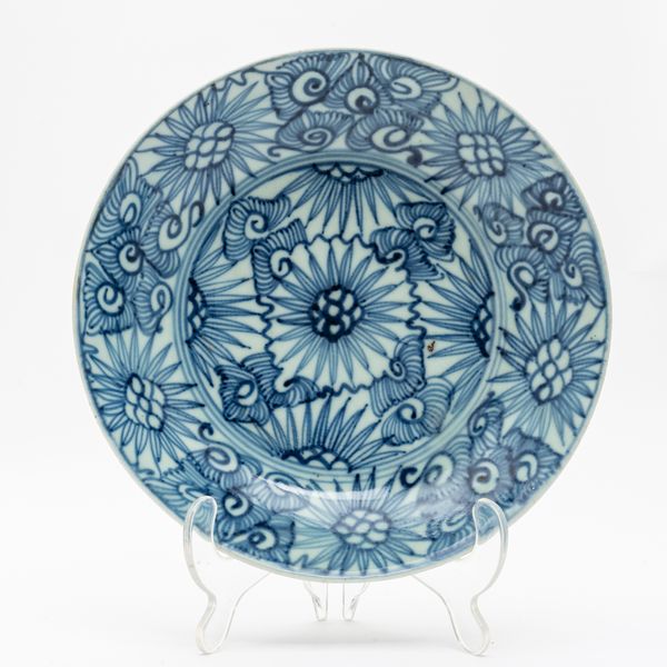 A CHINESE BLUE AND WHITE `STARBURST' PATTERN DISH