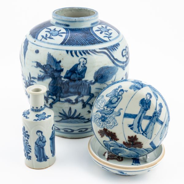 THREE PIECES OF LATE CHINESE BLUE AND WHITE PORCELAIN (4)