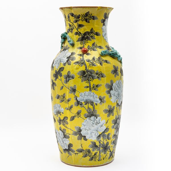 A CHINESE YELLOW-GROUND DAYAZHAI STYLE BALUSTER VASE