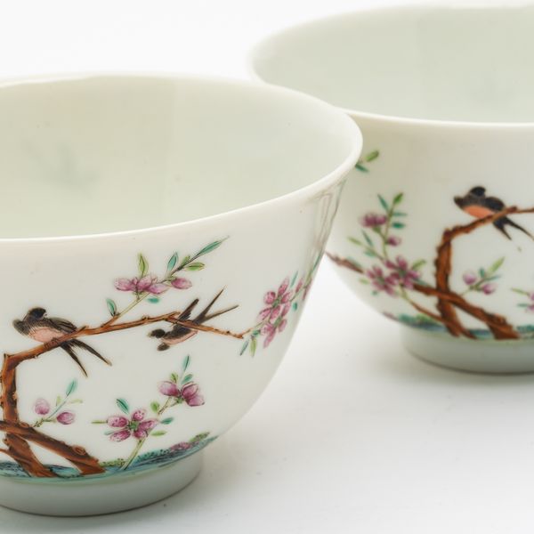 A PAIR OF SMALL CHINESE FAMILLE-ROSE BOWLS (2)