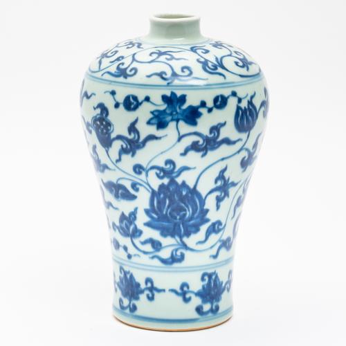 A CHINESE BLUE AND WHITE BALUSTER VASE