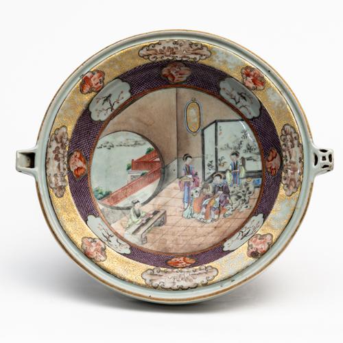 A LARGE CHINESE EXPORT `ROCKEFELLER' PATTERN HOT WATER PLATE