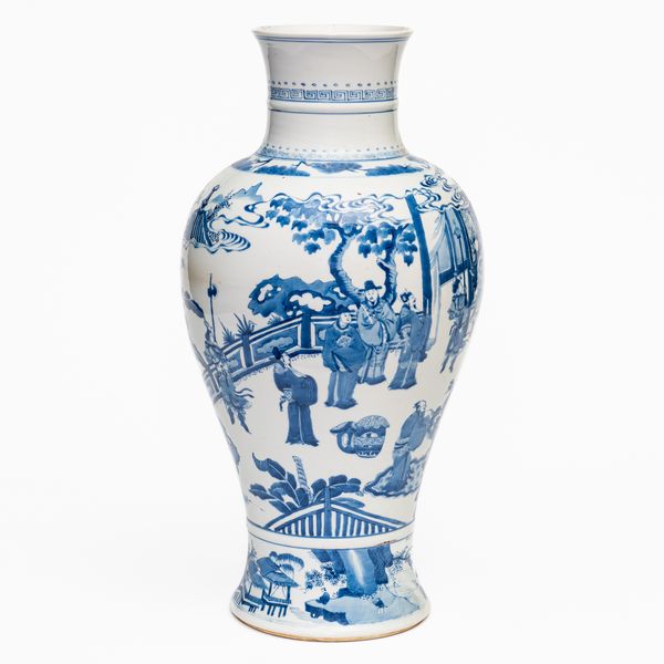 A LARGE CHINESE BLUE AND WHITE BALUSTER VASE