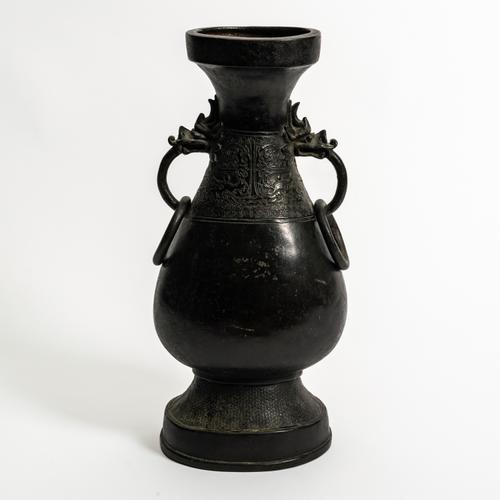A TALL CHINESE BRONZE VASE