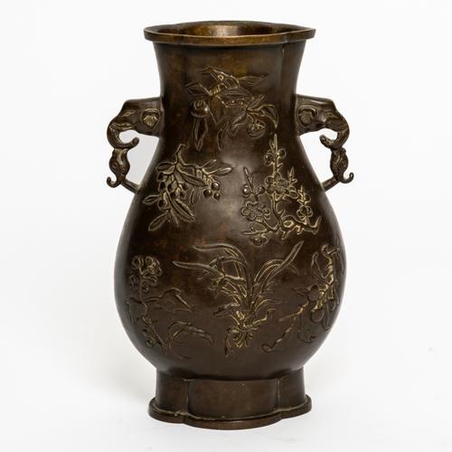 A CHINESE BRONZE PEAR-SHAPED VASE