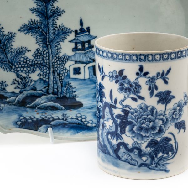 A CHINESE EXPORT BLUE AND DISH AND A MUG (2)