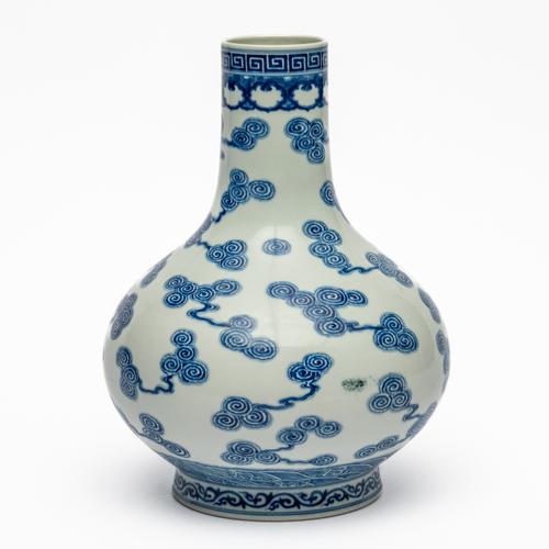 A CHINESE BLUE AND WHITE BOTTLE VASE