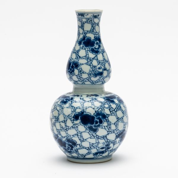 A CHINESE BLUE AND WHITE DOUBLE-GOURD SHAPED VASE