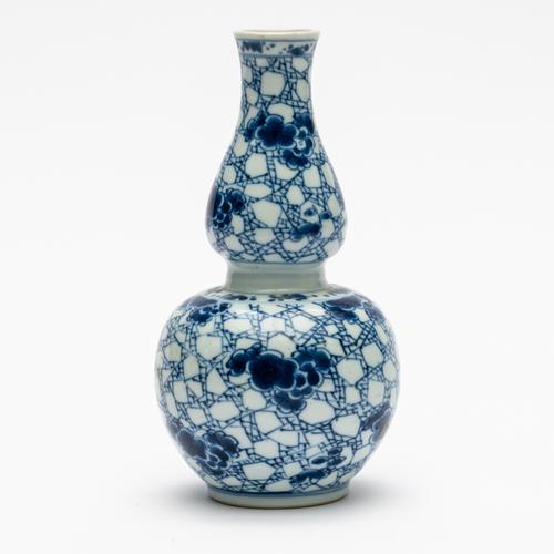 A CHINESE BLUE AND WHITE DOUBLE-GOURD SHAPED VASE