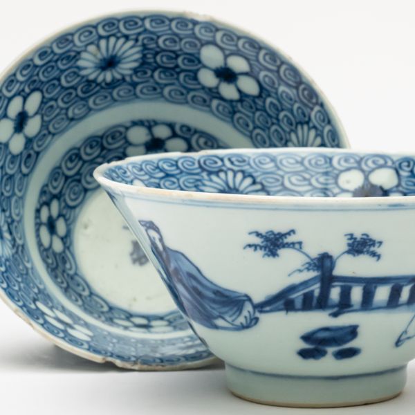 A PAIR OF CHINESE BLUE AND WHITE FLARED BOWLS (2)