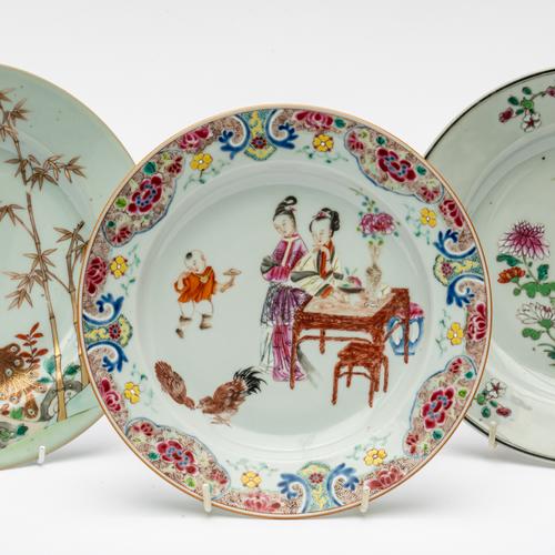 THREE CHINESE EXPORT FAMILLE-ROSE PLATES (3)