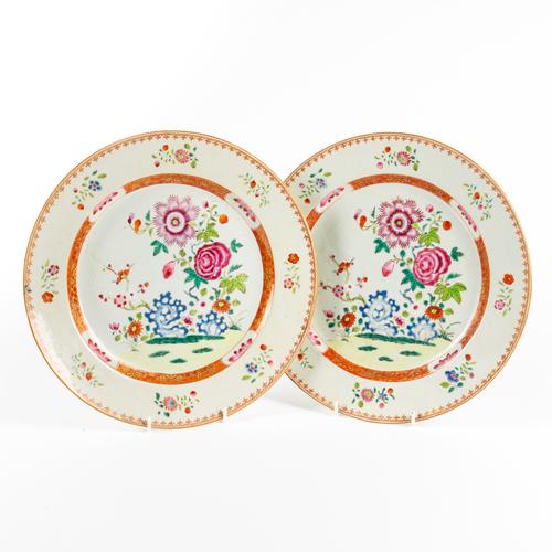 A PAIR OF CHINESE FAMILLE ROSE DISHES (2)