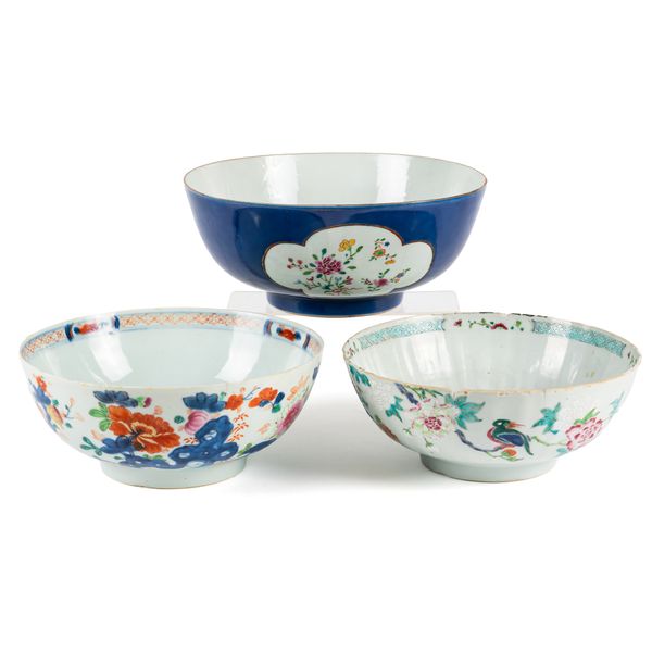 A CHINESE FAMILLE ROSE PORCELAIN BOWL (3)