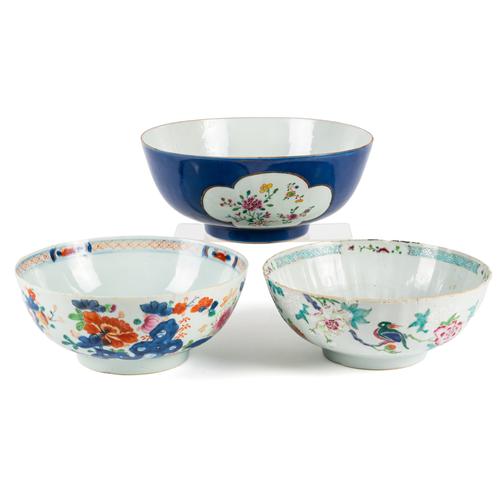 A CHINESE FAMILLE ROSE PORCELAIN BOWL (3)