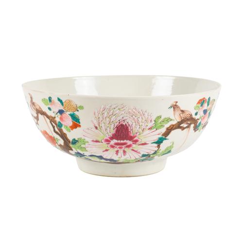 A CHINESE FAMILLE ROSE PORCELAIN BOWL