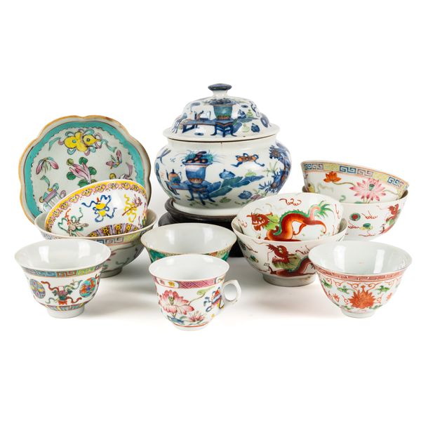 A CHINESE CIRCULAR BOWL AND COVER ( 14)