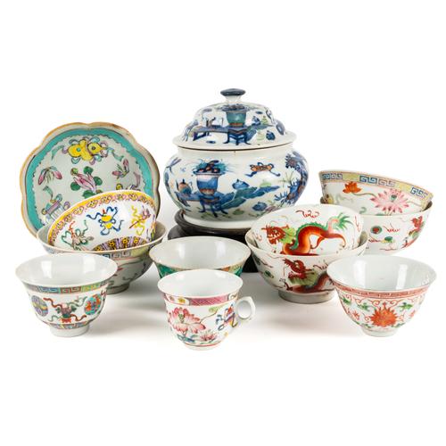 A CHINESE CIRCULAR BOWL AND COVER ( 14)