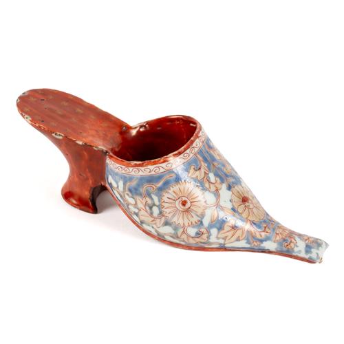 A CHINESE EXPORT PORCELAIN SHOE