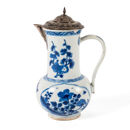 A CHINESE BLUE AND WHITE PORCELAIN JUG (2)