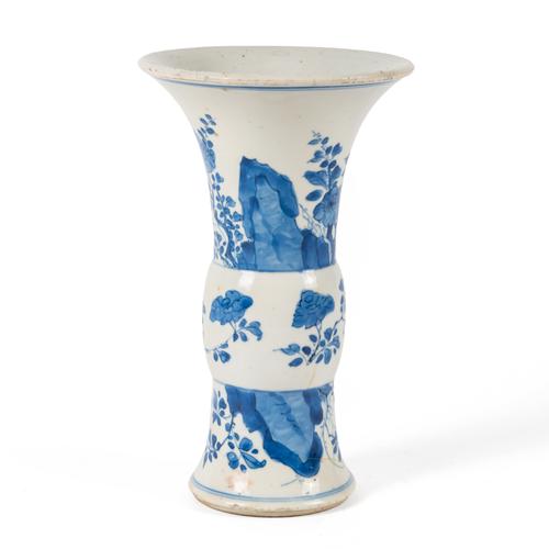 A SMALL CHINESE BLUE AND WHITE PORCELAIN GU VASE