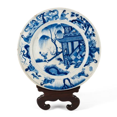 A CHINESE BLUE AND WHITE PORCELAIN PLATE (2)