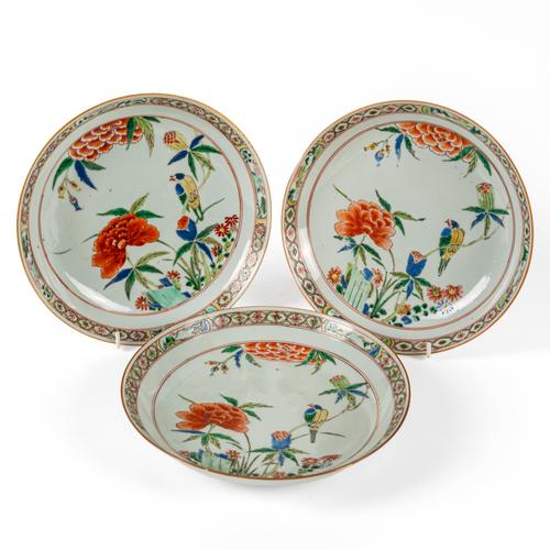 THREE CHINESE FAMILLE VERTE PORCELAIN DISHES (3)