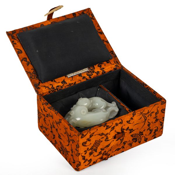 A CHINESE CELADON JADE 'CATS' CARVING (2)