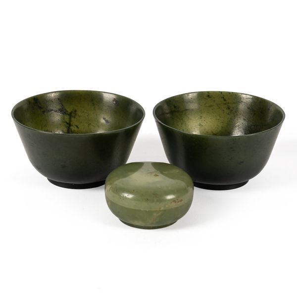 A PAIR OF CHINESE SPINACH JADE BOWLS (4)