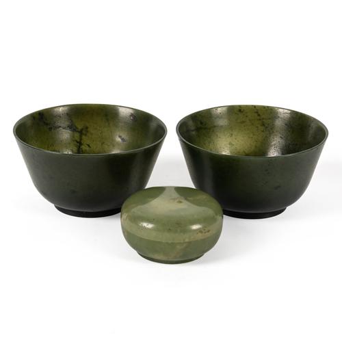 A PAIR OF CHINESE SPINACH JADE BOWLS (4)