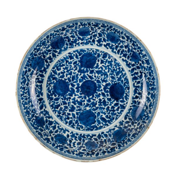 A LARGE CHINESE BLUE AND WHITE PORCELAIN DISH