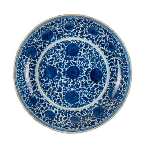 A LARGE CHINESE BLUE AND WHITE PORCELAIN DISH