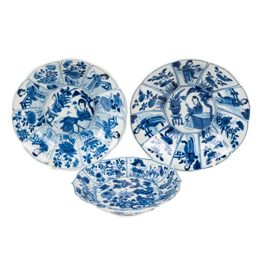 A CHINESE BLUE AND WHITE PORCELAIN SAUCER (3)