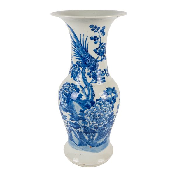 A TALL CHINESE BLUE AND WHITE BALUSTER VASE