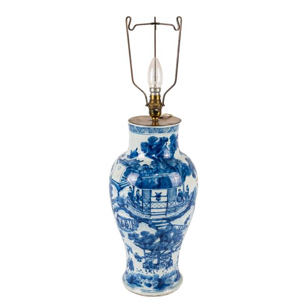 A LARGE CHINESE BLUE AND WHITE PORCELAIN BALUSTER VASE